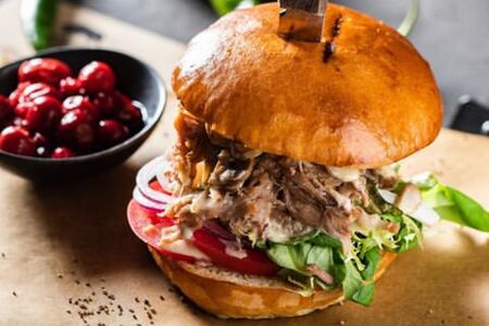 Брянский бургер с рваной свининой