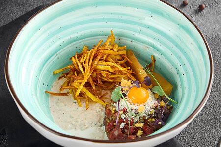 Тартар из говядины с соусом туна