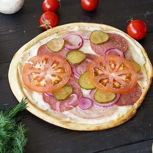 Пицца с солёным огурцом