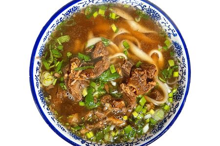 Срезанная лапша с тушеной говядиной