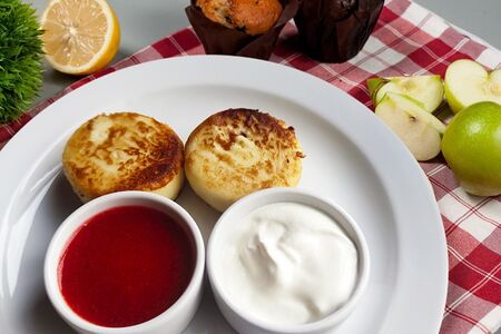 Сырники с вареньем и сметаной