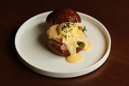 Яйцо пашот с лососем