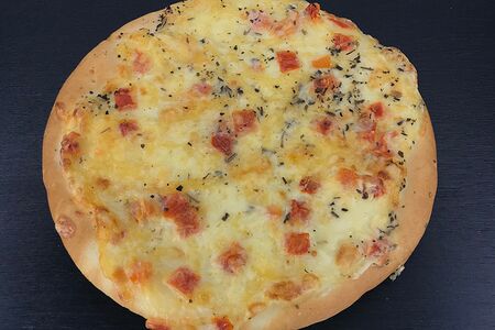 Лепешка с томатами и базиликом