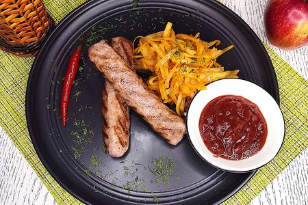 Колбаски баварские свиные 2 шт с жареной капустой и соусом барбекю