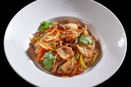 Японская стеклянная лапша с кальмаром и мидиями