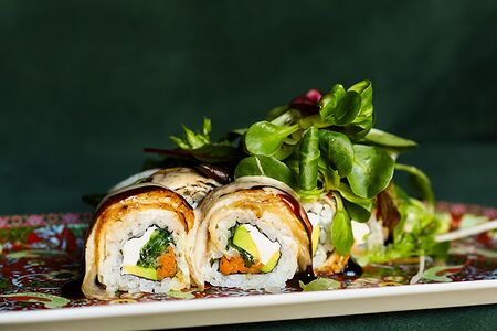 Опаленный ролл с угрем, авокадо и чукой