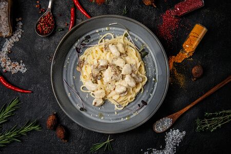 Спагетти с курицей и грибами