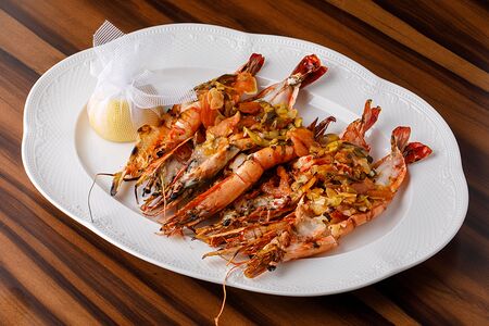 Тигровые креветки гриль с томатной капонатой