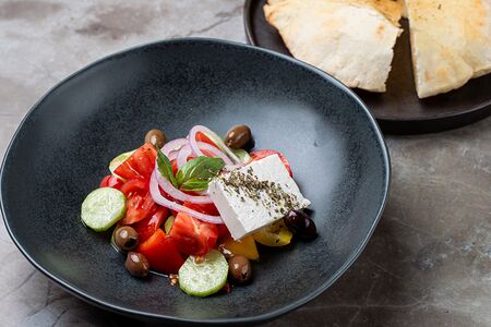 Греческий салат с питой