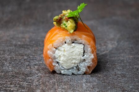 Ролл Лосось-сыр-тартар из авокадо