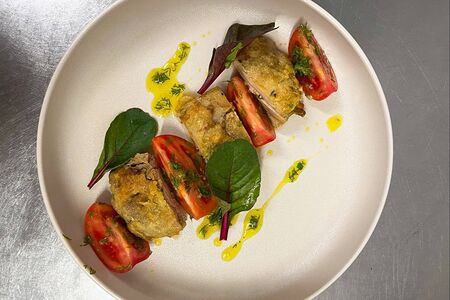 Цыпленок и розовые томаты в горчичном масле