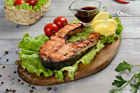 Рыба семга на мангале