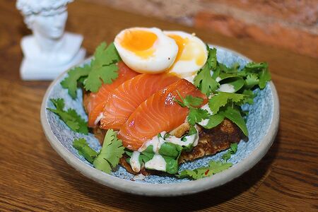 Бриошь с лососем и яйцом