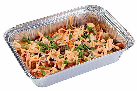 Картофель по-деревенски с беконом и сыром, с соусом спайси