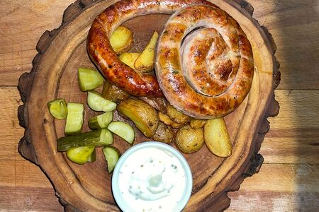 Колбасный рогалик с чесноком и сыром на гриле