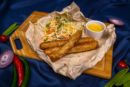 Купаты с салатом коул-соул