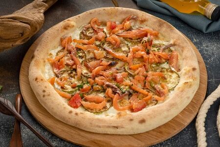 Пицца с копченой семгой