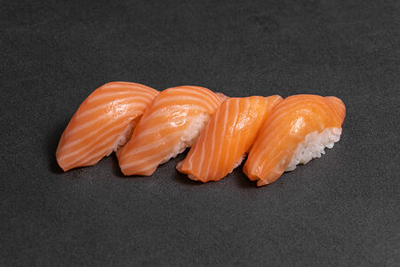 Суши с лососем