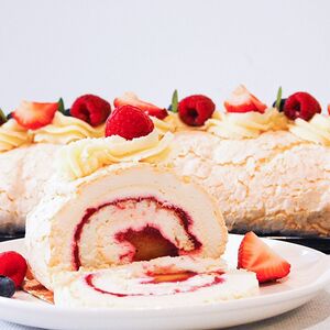 Меренговый рулет Малина-Маракуйя