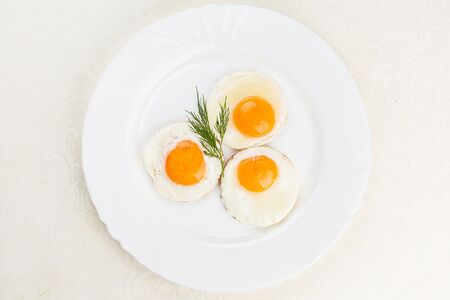 Яичница-глазунья из трех яиц