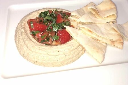 Хумус с томатами и питой