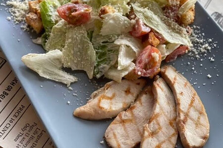 Салат Цезарь с курицей