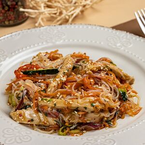 Фунчоза с курицей и овощами