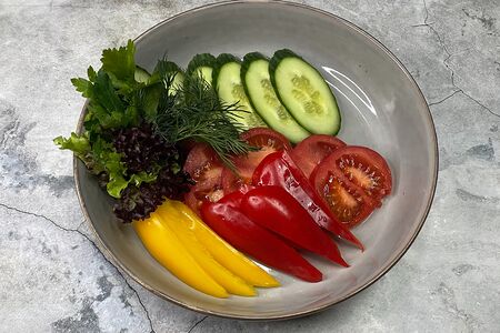 Свежие овощи с сыром Фета