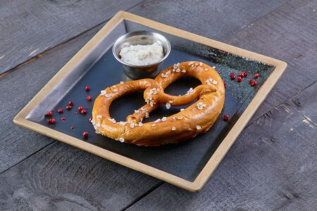 Брецель со смальцем