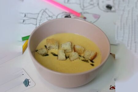 Сырный суп с обжаренным беконом и сухариками