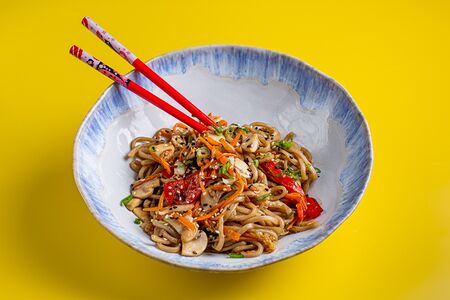 Лапша с овощами в соусе терияки