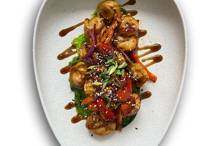 Жареные пельмени с овощами в кисло-сладком соусе