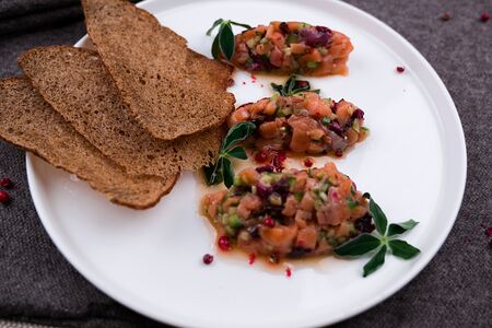 Тартар из семги с вяленой клубникой и огурцом