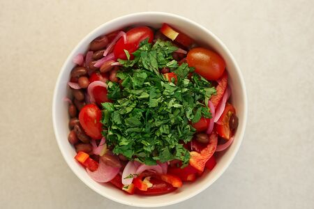 Салат с красной фасолью и овощами