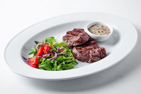 Медальоны из говяжьей вырезки с салатом