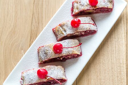 Штрудель с вишней