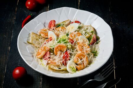 Салат Цезарь с креветками