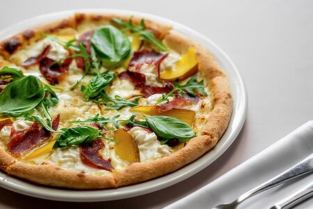 Пицца с пармой, сыром страчателла и медовой грушей