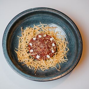 Тартар из говяжьей вырезки с трюфельным айоли