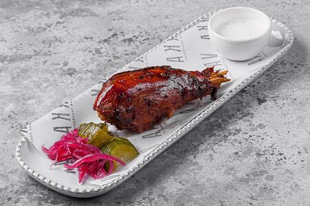 Запеченная голень индейки с малосольными огурцами и малиновым луком