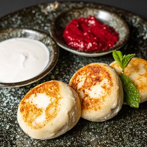Сырники с греческим йогуртом и джемом