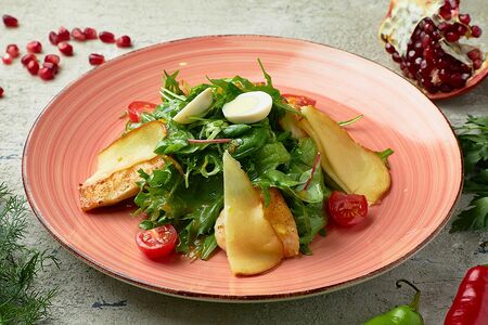 Салат с курицей и копченым сулугуни