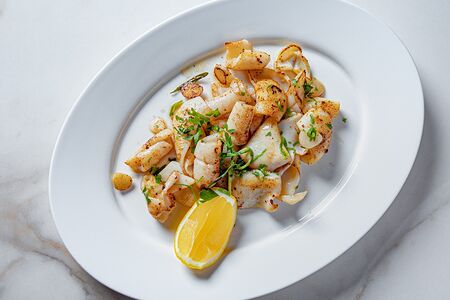 Жареные кальмары с чесноком и розмарином