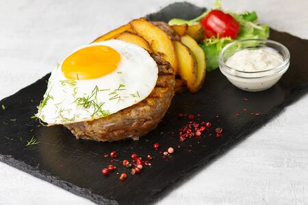 Бифштекс с яйцом