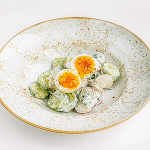 Салат из свежих овощей в сметанном соусе с яйцом