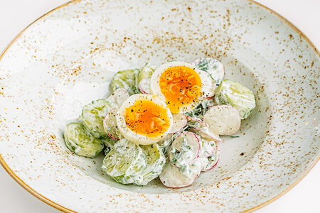 Салат из свежих овощей в сметанном соусе с яйцом