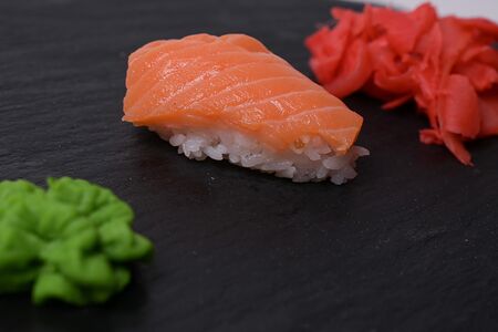 Суши с копченым лососем