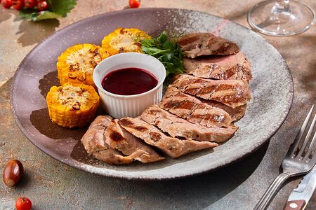 Свиная вырезка с медальонами из кукурузы и клюквенным соусом