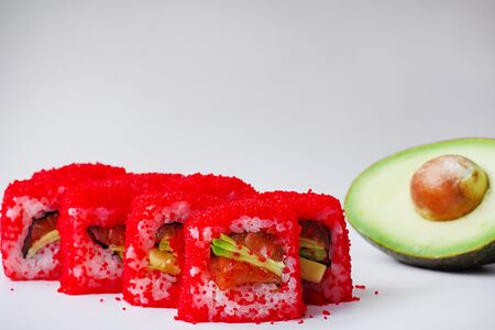 Ролл Калифорния авокадо и лосось