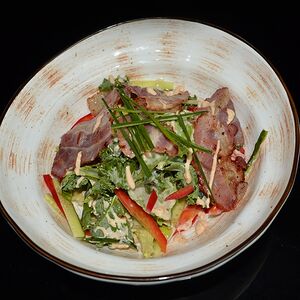 Теплый салат с беконом